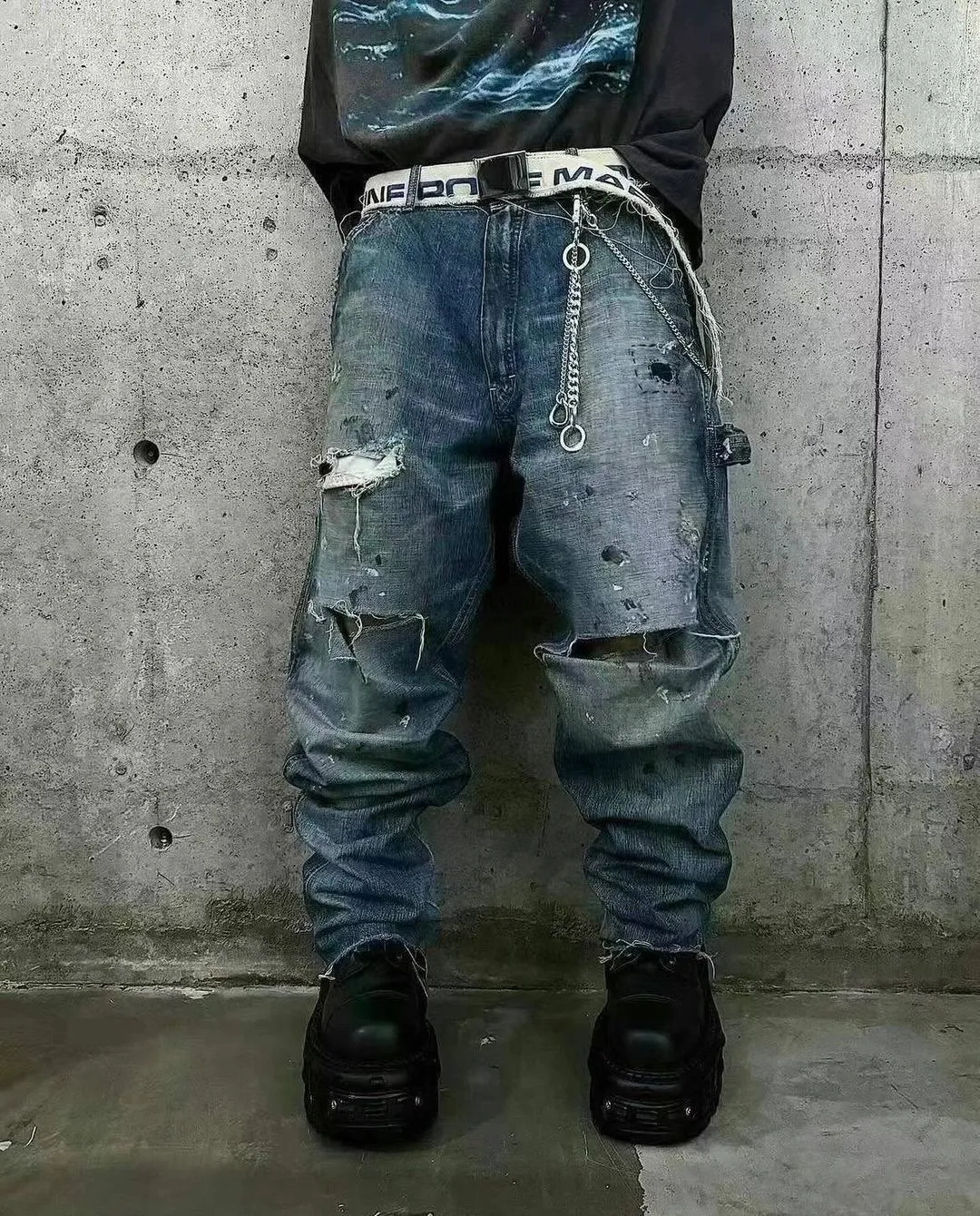 SAINT Mxxxxxx SAINT_DENIM PANTS/PAINTER /BLUE Logging trousers with knife-cut holes and splashed ink. Patch jeans. Blue S-XL. All accessories are molded and customized. Super heavy work. Washed and distressed. Knife-cut holes. Artificial splashed ink graffiti. Authentic version. Loose and stylish.